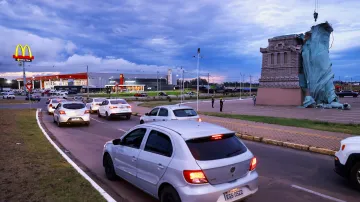 Silný vítr povalil brazilskou repliku Sochy svobody ve městě Guaiba