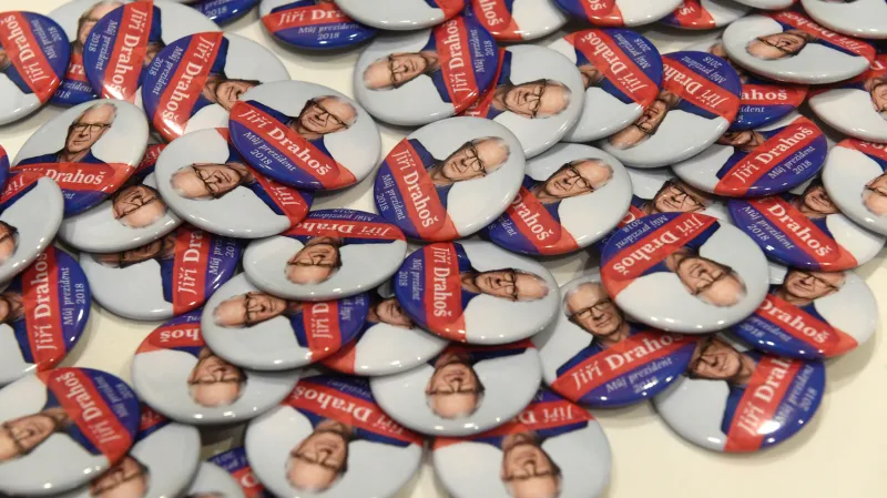 Placky pro příznivce Jiřího Drahoše na debatě se studenty Univerzity Palackého v Olomouci