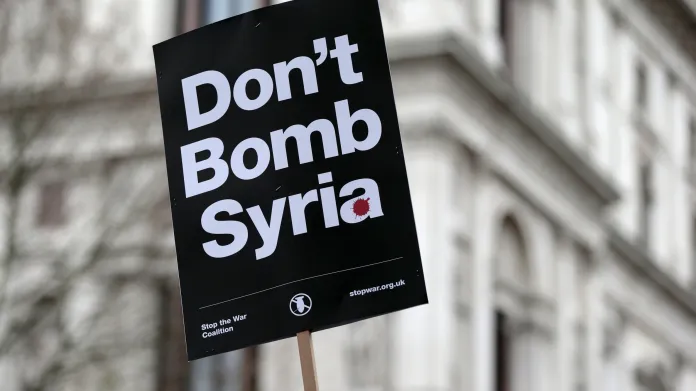 Demonstrace proti zapojení Británie do bombardování IS v Sýrii