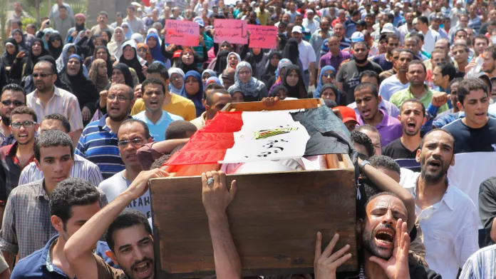Pohřeb jedné z obětí středečních nepokojů v Egyptě