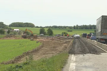 Opravuje se místo častých nehod u Jiřic na Nymbursku. Za deště prý v poli skončilo i několik aut