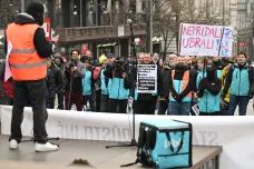 Kurýři společnosti Wolt v Praze protestovali proti způsobu odměňování