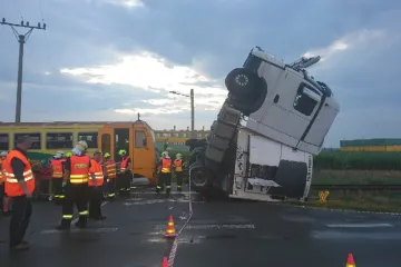 Na Opavsku se vlak srazil s kamionem. Deset zraněných
