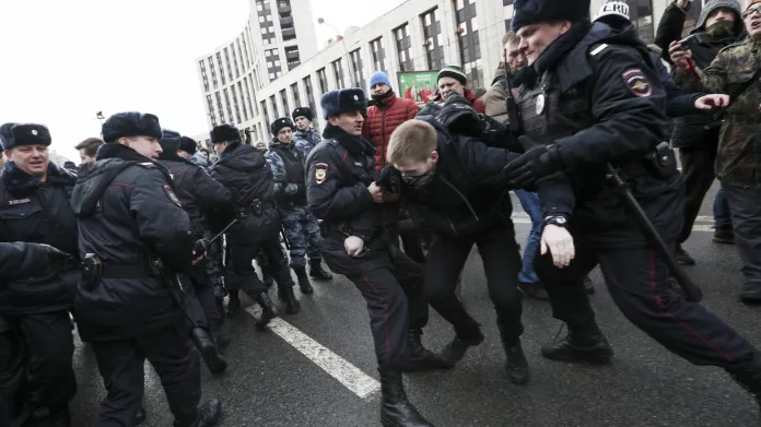 Zatýkání při ruském protestu proti cenzuře internetu