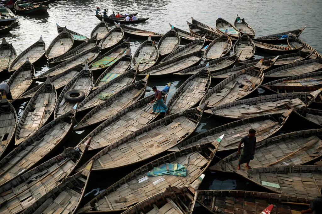 V Bangladéši se rybáři bránili nepřízni počasí. Spojení lodí dohromady má znesnadnit odnesení lodí od břehu