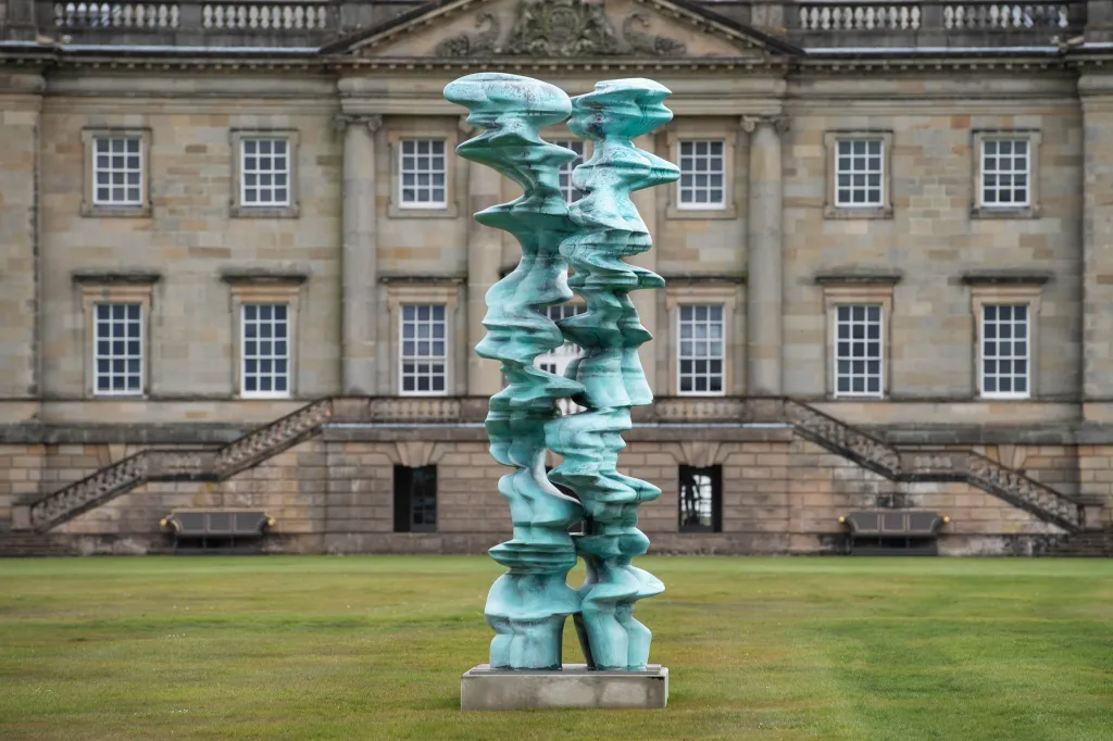 Anglické panství Houghton Hall v Norfolku připravilo ve spolupráci se sochařem Tonym Craggem souhrnnou výstavu jeho děl