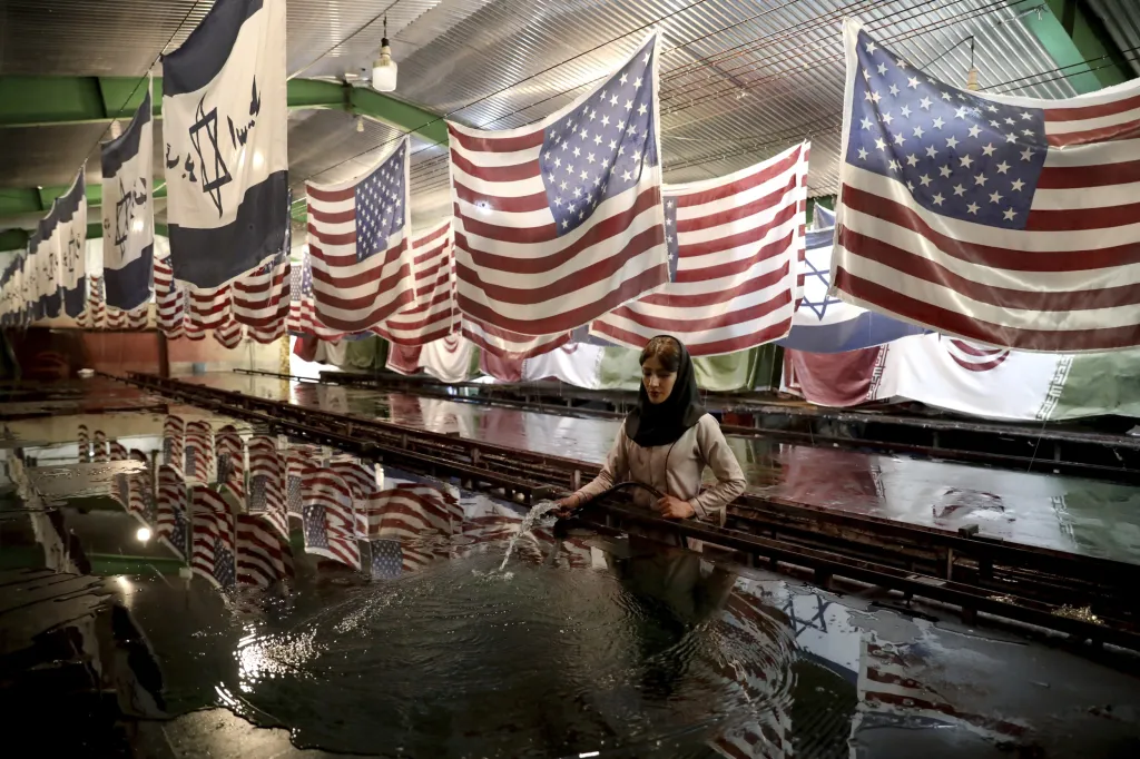 Íránská manufaktura ve městě Chomejn produkuje převážně americké a izraelské vlajky