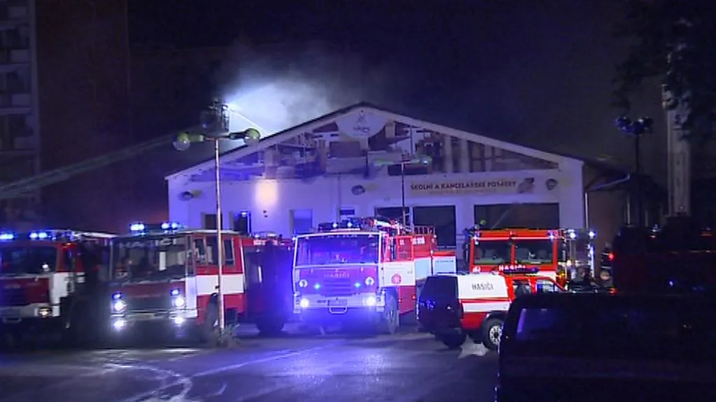 Hasičský zásah při požáru skladu nábytku v centru Děčína