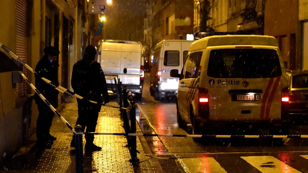 Belgičtí policisté na místě operace ve čtvrti Molenbeek