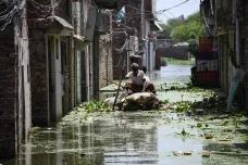 Povodně v Pákistánu zasáhly desítky milionů obyvatel. Déšť neustane, blíží se další monzuny