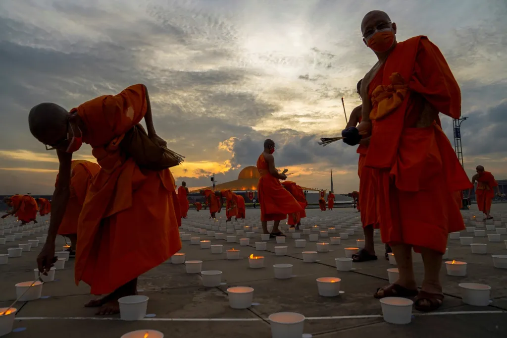 Oslavy buddhistického svátku Vesak v chrámovém komplexu Wat Phra Dhammakaya kousek od Bangkoku