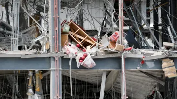 Nákupní centrum Aeon Mall, které bylo poškozeno během zemětřesení a následného výbuchu 