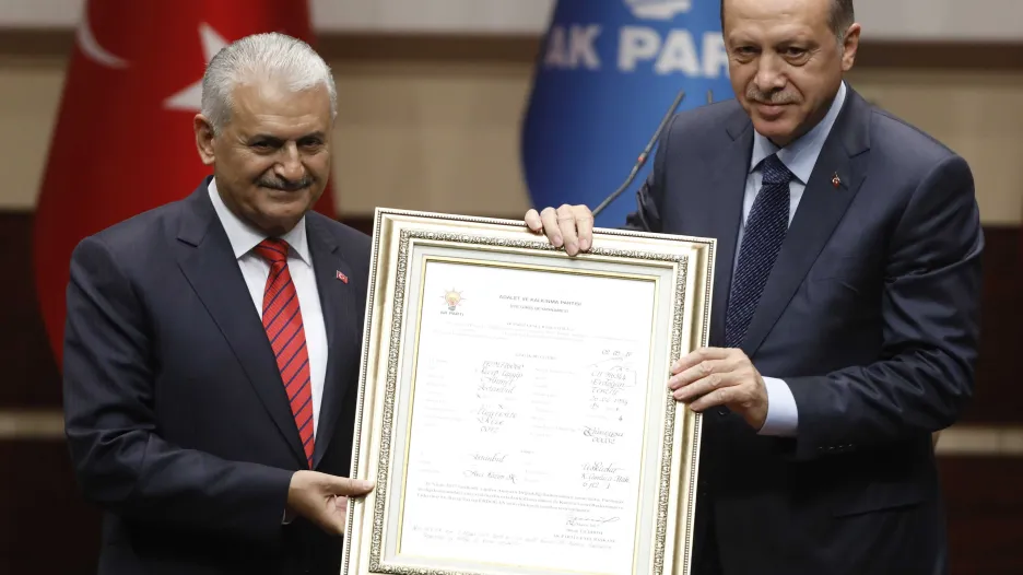 Erdogan s dokumentem potvrzujícím jeho členství v AKP