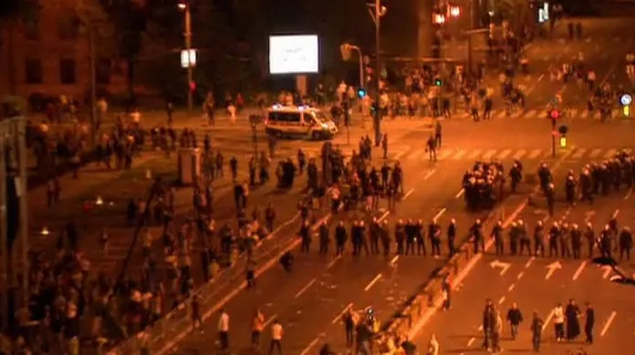 Policie se v Bělehradě střetla s přívrženci Mladiče
