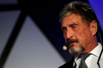 Zakladatel společnosti McAfee byl nalezen mrtvý ve španělské cele. V USA mu hrozilo dlouhé vězení