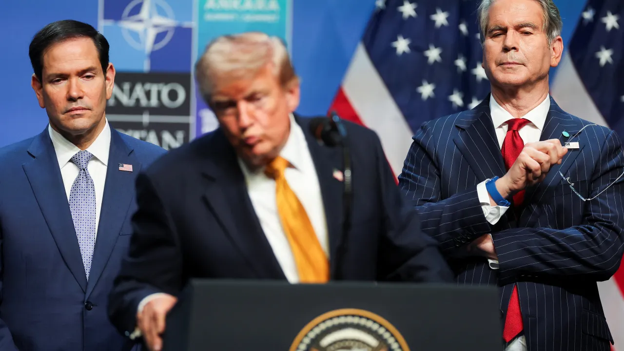 Na palubě ohroženého letadla Trump nechal Rubia či Bessenta