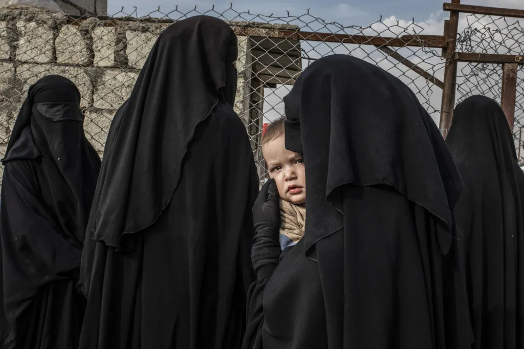 2. místo GENERAL NEWS: Russian Mother and her Child at Al-Hol Refugee Camp (Ruská matka se svým dítětem v uprchlickém táboře Al-Hol)