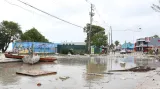 Trosky zaplnily ulici ve čtvrti Hastings po hurikánu Beryl v Bridgetownu na Barbadosu