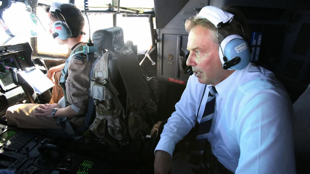 Tony Blair v helikoptéře nad Irákem