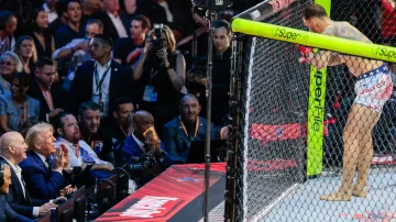 Americký prezident Donald Trump hovoří s bojovníkem Mauriciem Ruffym během akce UFC Freedom 250 na jižním trávníku Bílého domu ve Washingtonu, D.C., USA, 14. června 2026