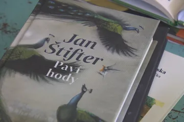 Paví hody vystavují hrdiny zatěžkávacím zkouškám války i odsunu