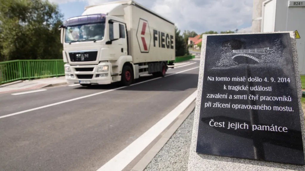 Pamětní deska na novém mostě ve Vilémově