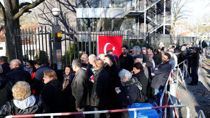 Fronta před tureckým konzulátem v Berlíně
