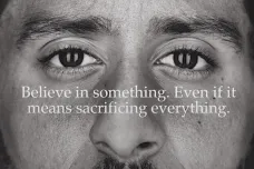 Just Do It. Firma Nike využila v kampani hráče, který si klekl během hymny, a její boty hoří