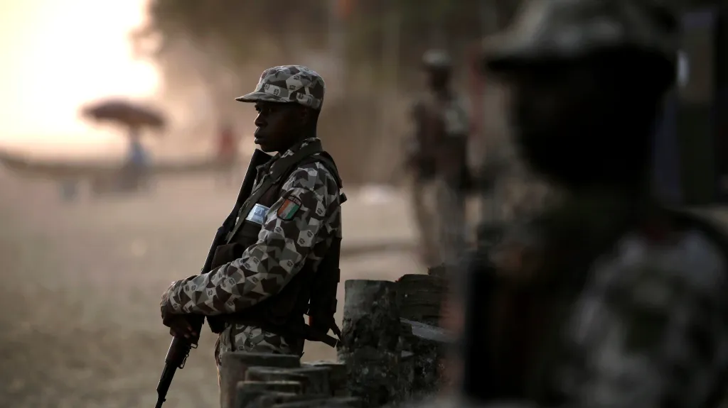 Voják z Pobřeží slonoviny střeží jedno ze stanovišť