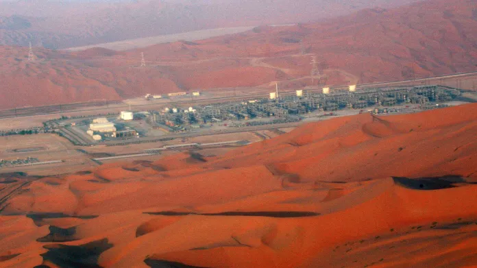 Ropné pole Shaybah v poušti Rub' al-Khali v Saúdské Arábii
