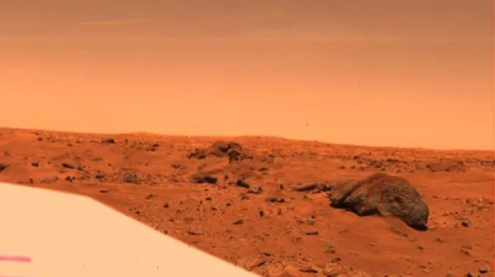 První barevné snímky Marsu pořídila sonda Viking 1