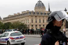 Muž zaútočil v Paříži na policisty. Zemřelo pět lidí včetně pachatele