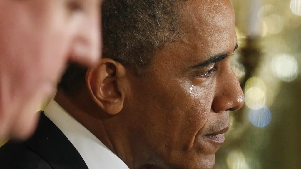 Slzy v očích Baracka Obamy při odpovědi na otázku po příčině útoků na americkou ambasádu v libyjském Bengází.