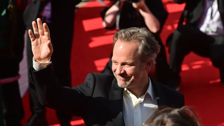 Peter Sarsgaard na červeném koberci před zahájením