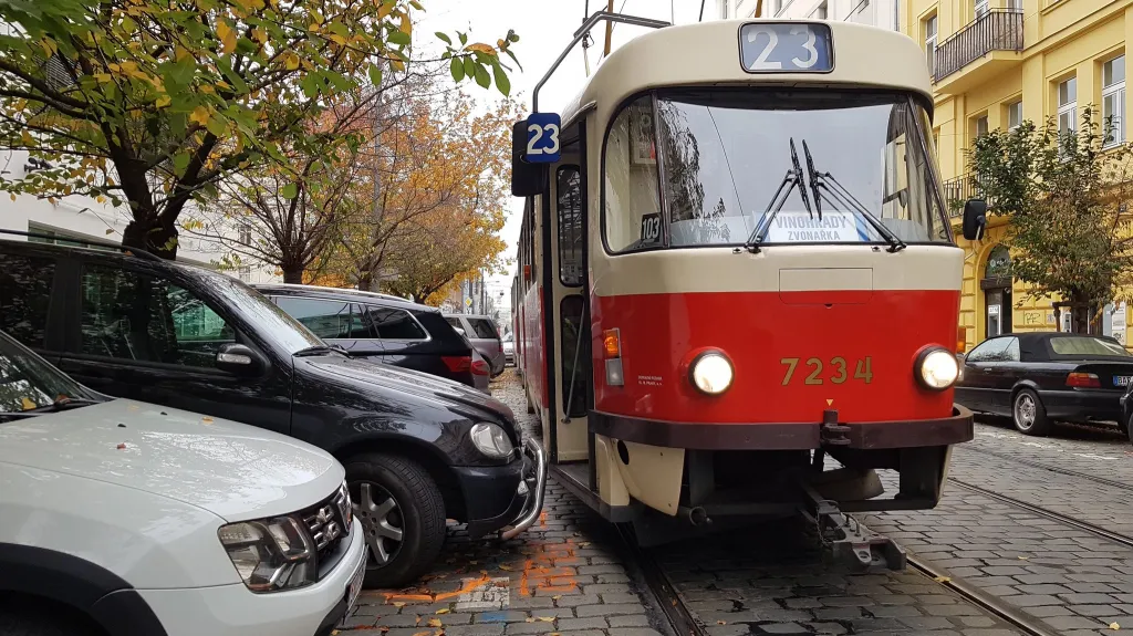 Neohleduplní řidiči blokují provoz tramvají v Praze