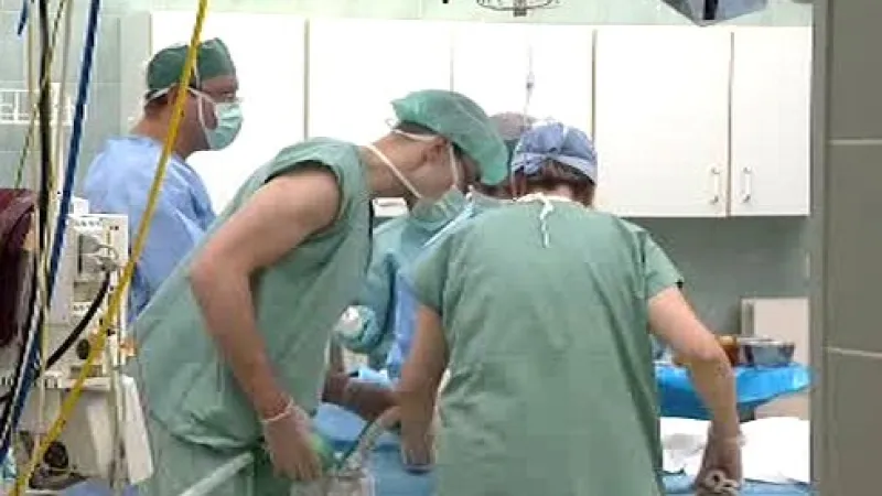 Lékaři při operaci