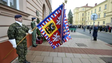 Pamětní deska je na Hanáckém náměstí v Kroměříži