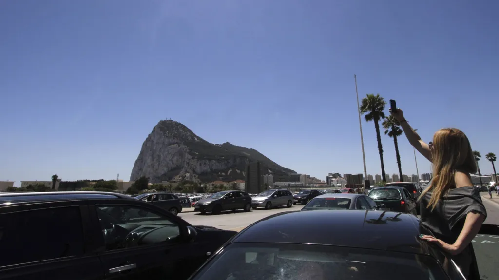 Gibraltar: Spor o umělý útes