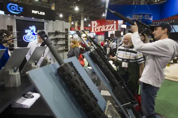 Biden zakročil proti podomácku vyrobeným zbraním