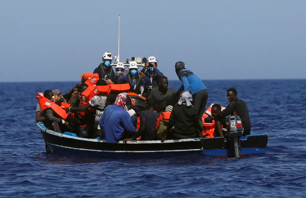 Migranti se pokoušejí dostat na záchrannou loď německé nevládní organizace Sea-Watch 3 během záchranné operace v mezinárodních vodách u Tuniska