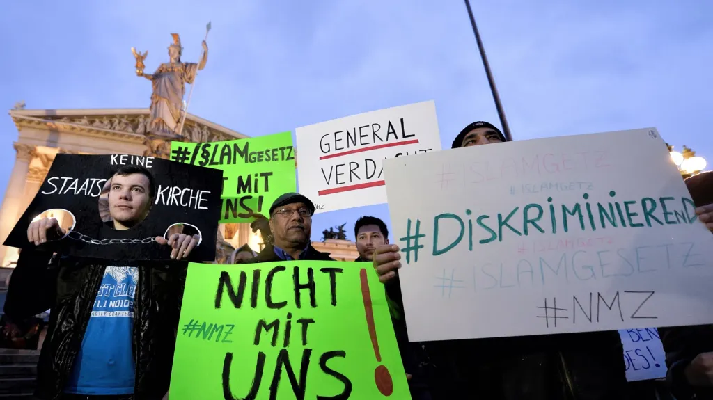 Protesty proti novému zákonu o islámu