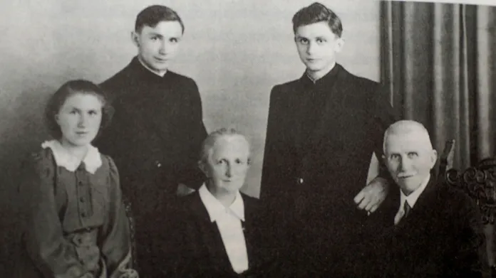 Joseph Ratzinger s rodiči, bratrem a sestrou