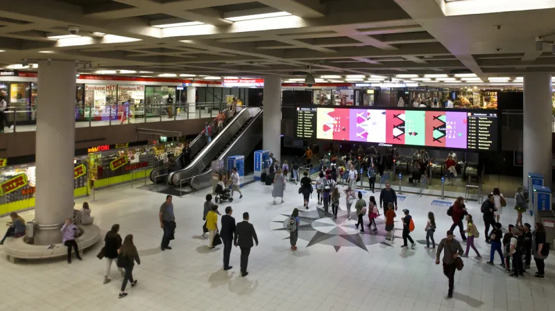 Podzemní průchod ke stanici metra v Helsinkách