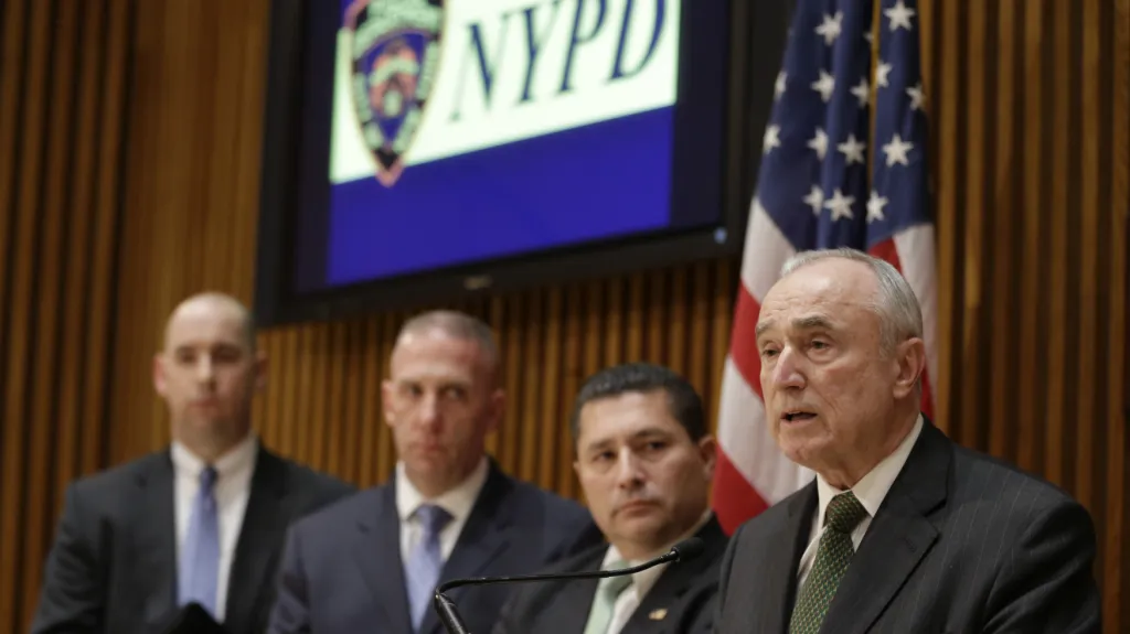 Policejní komisař William J. Bratton (vpravo)