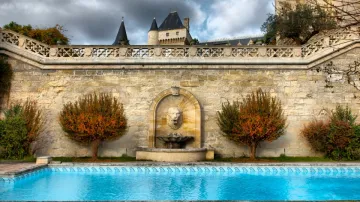 Bazén u zámku Château de la Rivière