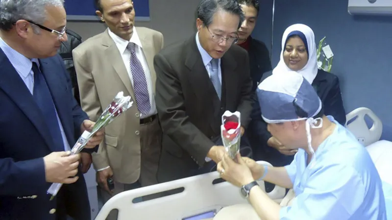 Egyptský ministr cestovního ruchu Hišám Zaazú a jihokorejský velvyslanec v Egyptě Lim Wan Shun