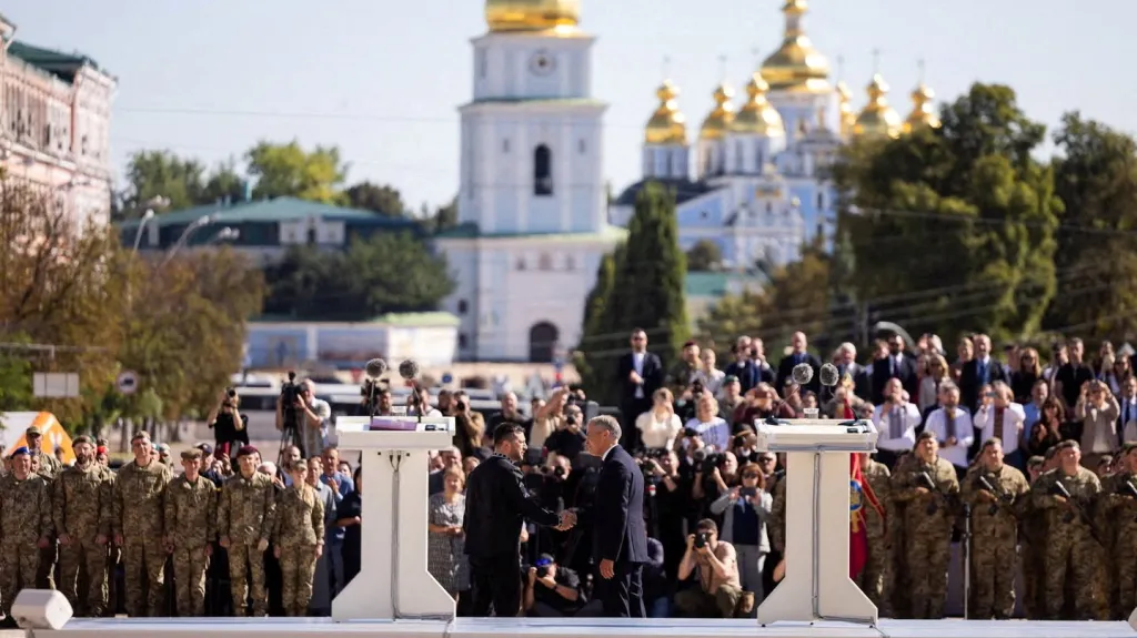 Ukrajinský prezident Volodymyr Zelenskyj a kanadský premiér Mark Carney na společné tiskové konferenci v Den nezávislosti Ukrajiny poblíž katedrály svaté Sofie v Kyjevě (24. srpna 2025)