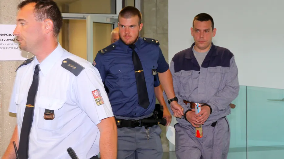 Česlav Hurina přichází v červenci k jednání krajského soudu (na snímku vpravo)