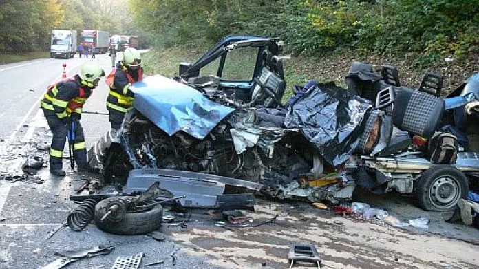 Tři lidé zemřeli 8. října ráno při čelním střetu osobní dodávky Citroën Jumper a nákladního automobilu Mercedes u obce Bystřice pod Lopeníkem na Uherskohradišťsku. Další tři účastníci nehody jsou zranění. Kamion skončil napříč silnicí, cesta k hranici se Slovenskem byla téměř šest hodin zablokovaná.