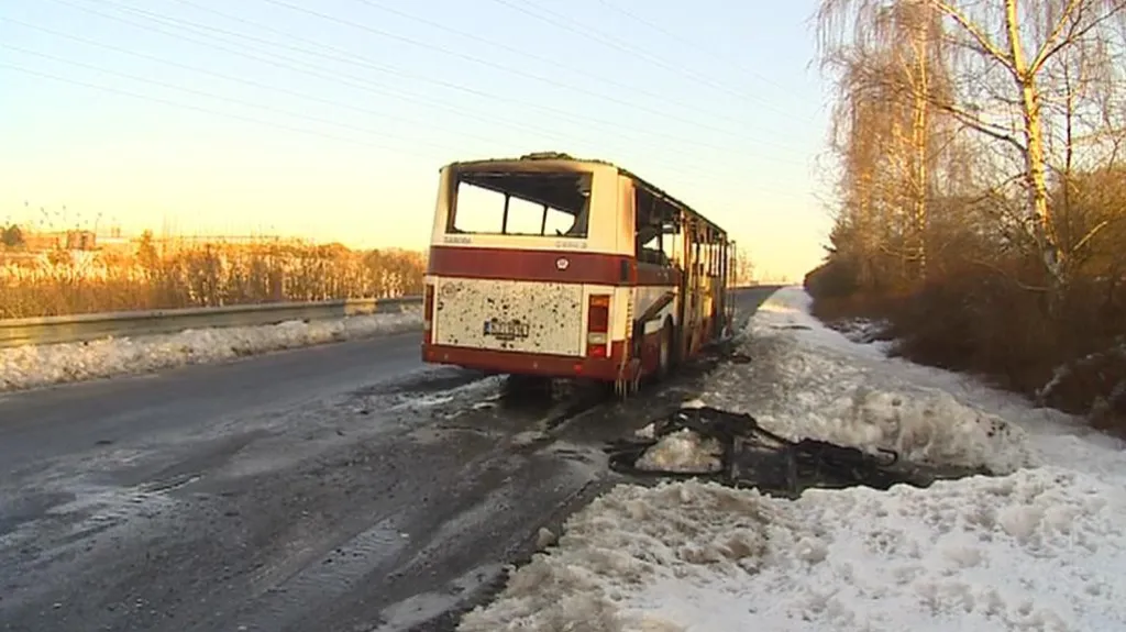 Vyhořelý autobus u Turnova